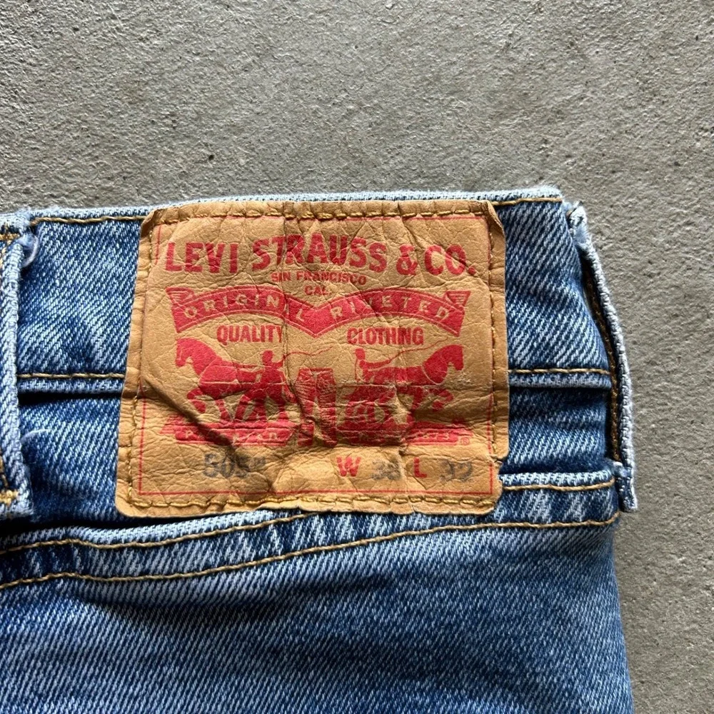 Levis 505 Jeans Size 38x32 Blue Light Wash Denim Regular Fit‎ Straight Leg